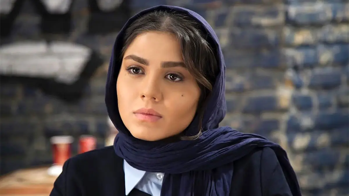 دکوراسیون شیک بالکن آزاده زارعی با ویوی چشم نواز؛ چقدر باکلاس! - تصویر شاخص
