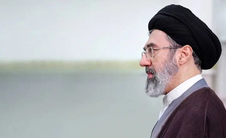 زندگی ساده و کم‌نظیر آیت‌الله مجتبی خامنه‌ای؛ از تحصیلات دینی تا کالسکه‌ای ارزان در میان مردم - تصویر شاخص