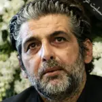 میز عزای گلباران و سنگ مزار لاکچری مادر حمید گودرزی؛ تصاویر تلخ و بغض‌آلود بازیگر محبوب در روزهای فراغ