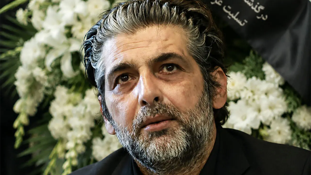 میز عزای گلباران و سنگ مزار لاکچری مادر حمید گودرزی؛ تصاویر تلخ و بغض‌آلود بازیگر محبوب در روزهای فراغ - تصویر شاخص