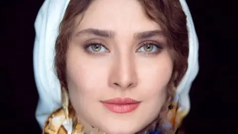 نگاهی متفاوت به خانه مجردی ساناز سعیدی؛ نقاشی‌های خودساخته و دکوراسیونی که همه را شگفت‌زده کرد! - تصویر شاخص