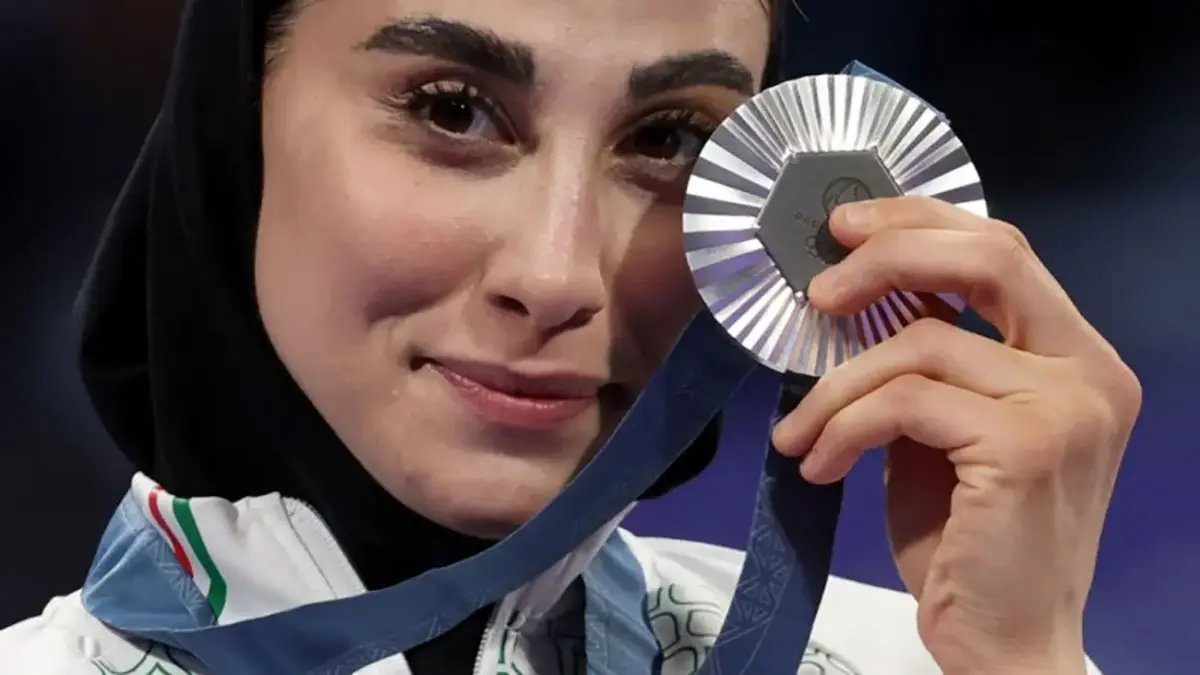 عکس| نگاهی متفاوت به خانه گرم و شیک ناهید کیانی؛ قهرمان تکواندوی آسیا با پدر و مادرش در صمیمیت بینظیر!