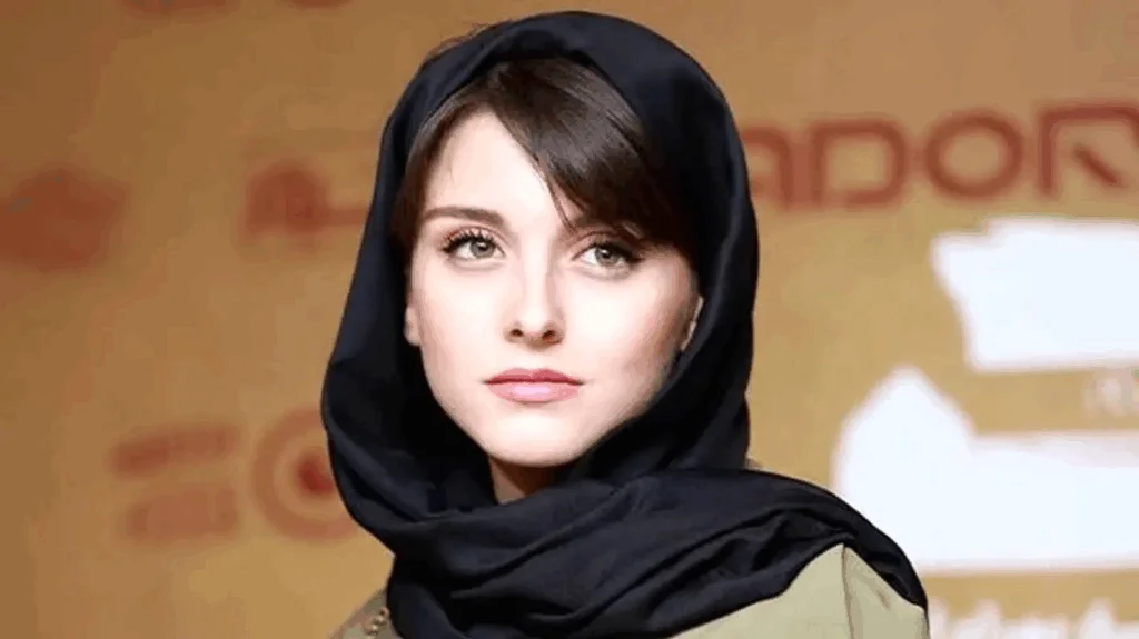 فاطمه مسعودی‌فر با استایل متفاوت در اکران «گل سنگ» همه را شگفت‌زده کرد/ اکسسوری‌های خانم بازیگر سوژه شد