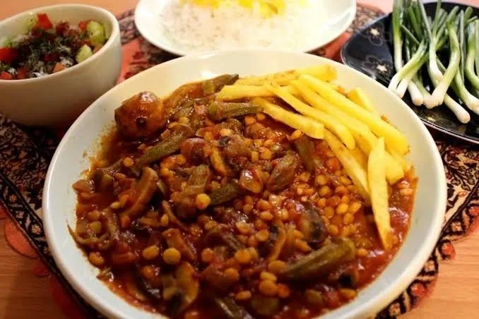 راز طلایی تهیه خورشت بامیه مجلسی؛ چگونه بامیه‌ها را لیز نشود؟ - تصویر شاخص