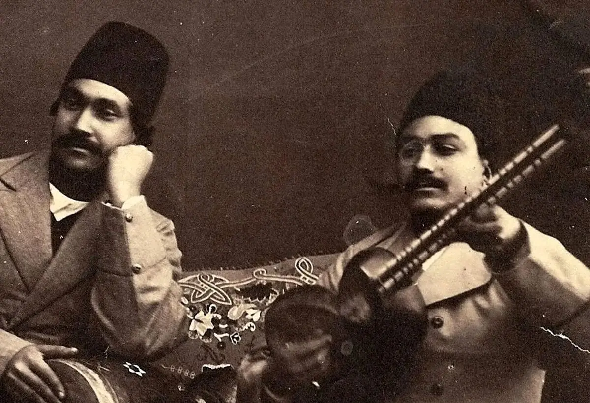 سفر به عصر قاجار؛ دستۀ مطرب‌ها پای بساط کباب - تصویر شاخص