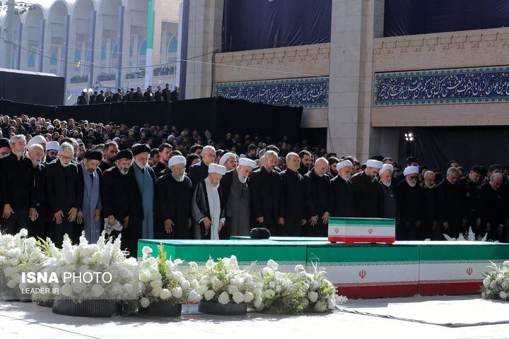 عکس| فرزندان رهبر شهید انقلاب در کنار همسر شهیده بشری خامنه‌ای - تصویر شاخص