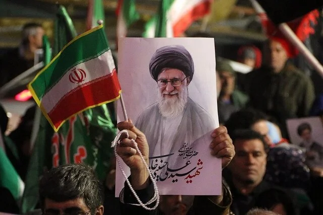 نخستین تصویر از تابوت رهبر شهید پیش از آغاز مراسم باشکوه تشییع منتشر شد! - تصویر شاخص