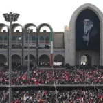 حضور تاثیرگذار فرزندان رهبر شهید انقلاب در مصلای تهران پیش از اقامه نماز بر پیکر «آقای شهید ایران»