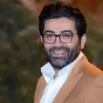 وداع تلخ المیرا شریفی مقدم و فرزاد حسنی با فرزاد جمشیدی در مراسم ختمی که همه را بغض‌آلود کرد