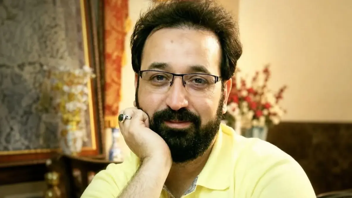 عکس| مرحوم فرزاد جمشیدی در کنار چهره های مشهور ایران