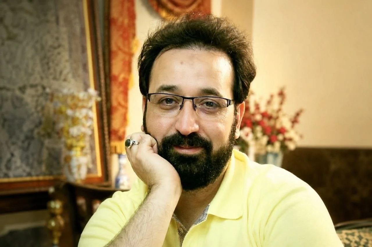 عکس| مرحوم فرزاد جمشیدی در کنار چهره های مشهور ایران - تصویر شاخص