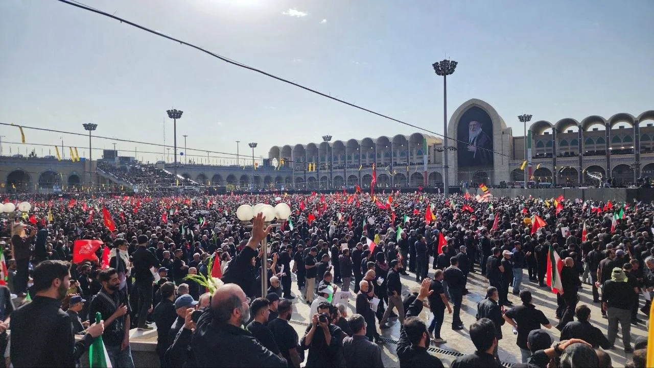 اولین تصاویر هوایی از ازدحام چشمگیر مردم در نماز بر پیکر رهبر شهید منتشر شد - تصویر شاخص