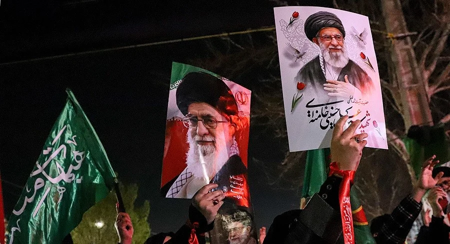 فیلم| لحظه‌های تکان‌دهنده آماده‌سازی خودروی حامل پیکر رهبر شهید انقلاب در تهران - تصویر شاخص