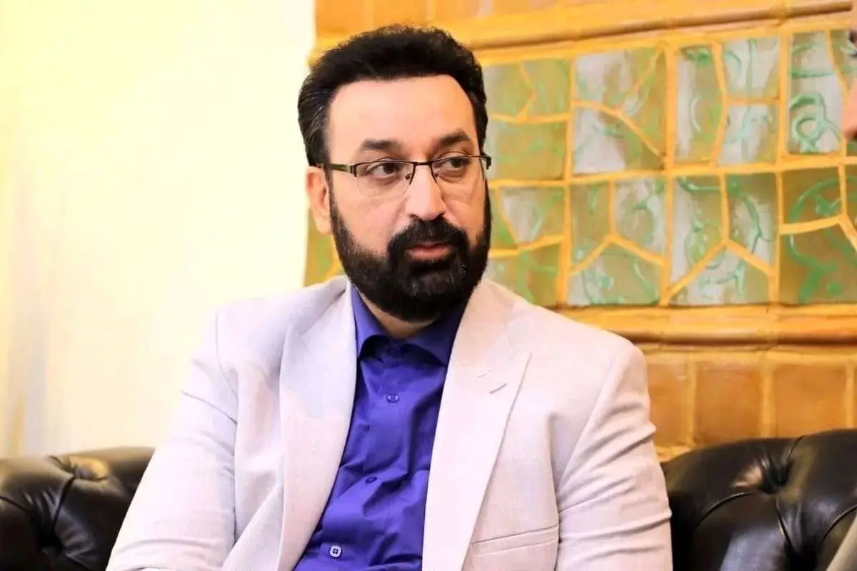 تصاویر| حضور پررنگ مجریان صداوسیما در مراسم وداع با فرزاد جمشیدی؛ لحظاتی پر احساس و غم‌انگیز - تصویر شاخص